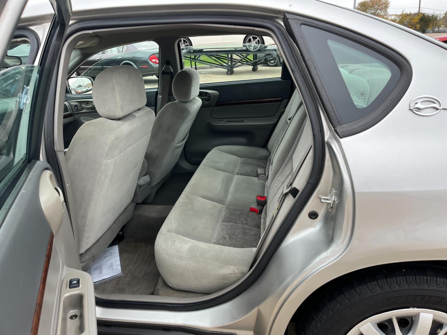 2005 SILVER /gray Chevrolet Impala Base (2G1WF52E459) with an 3.4L V6 OHV 12V engine, 4-Speed Automatic Overdrive transmission, located at 14700 Tomball Parkway 249, Houston, TX, 77086, (281) 444-2200, 29.928619, -95.504074 - Photo#9